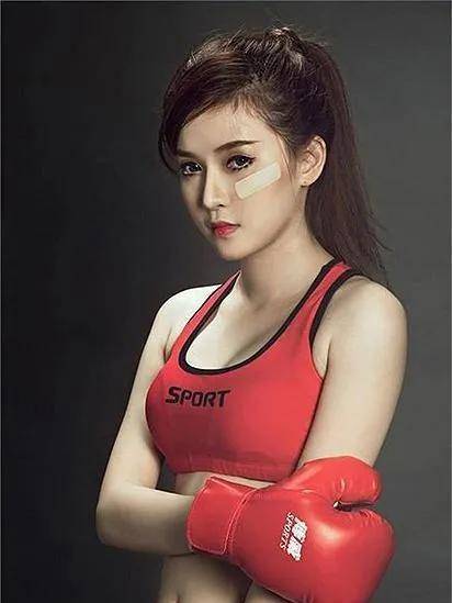 美女露胸的审美与道德界限探讨-第1张图片