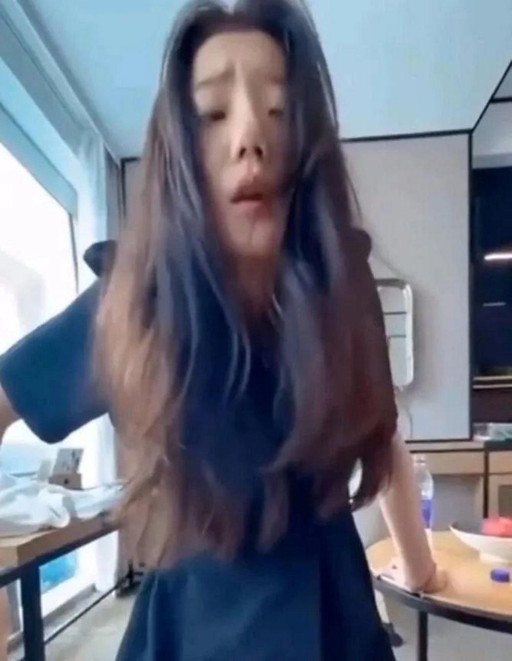 警花张津瑜头撞玻璃视频在哪里看百度网盘警花张津瑜头撞玻璃事件，真相与视频观看途径-第1张图片