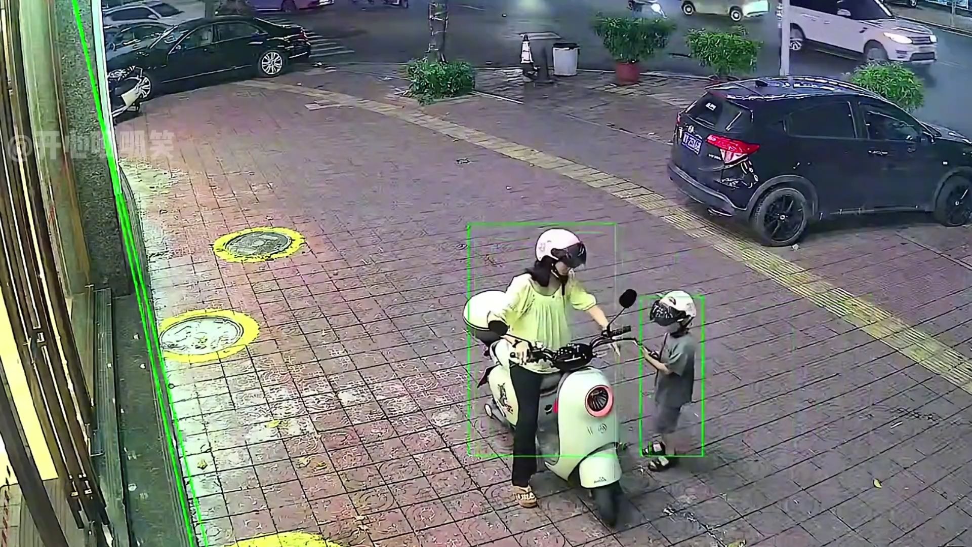 监控下的尴尬瞬间，男子为何脱下裤子？-第2张图片