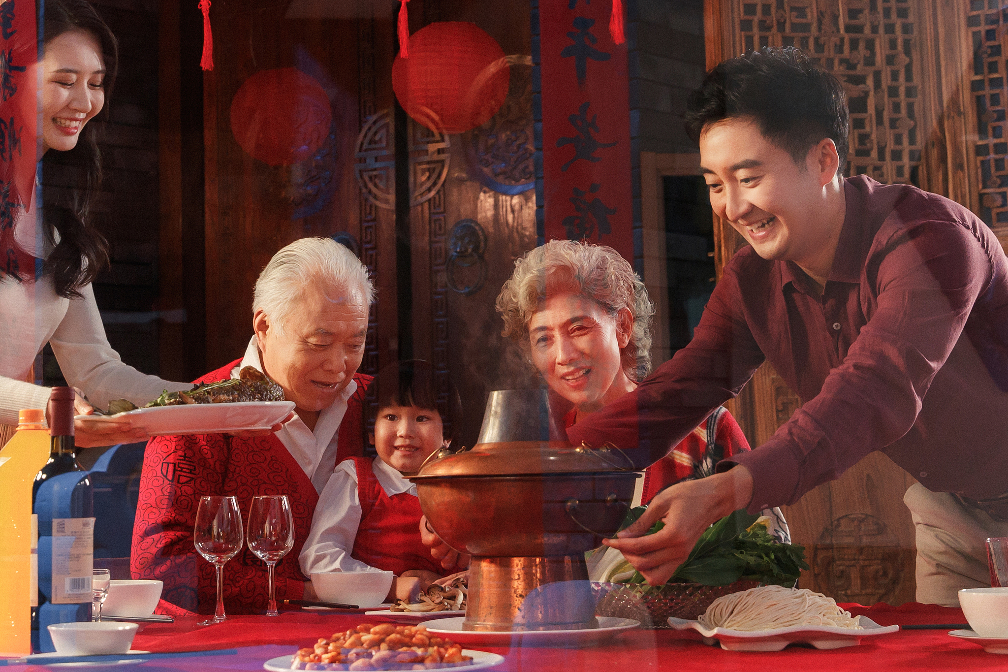 和父母四人换着玩四人换着玩，与父母共度欢乐时光