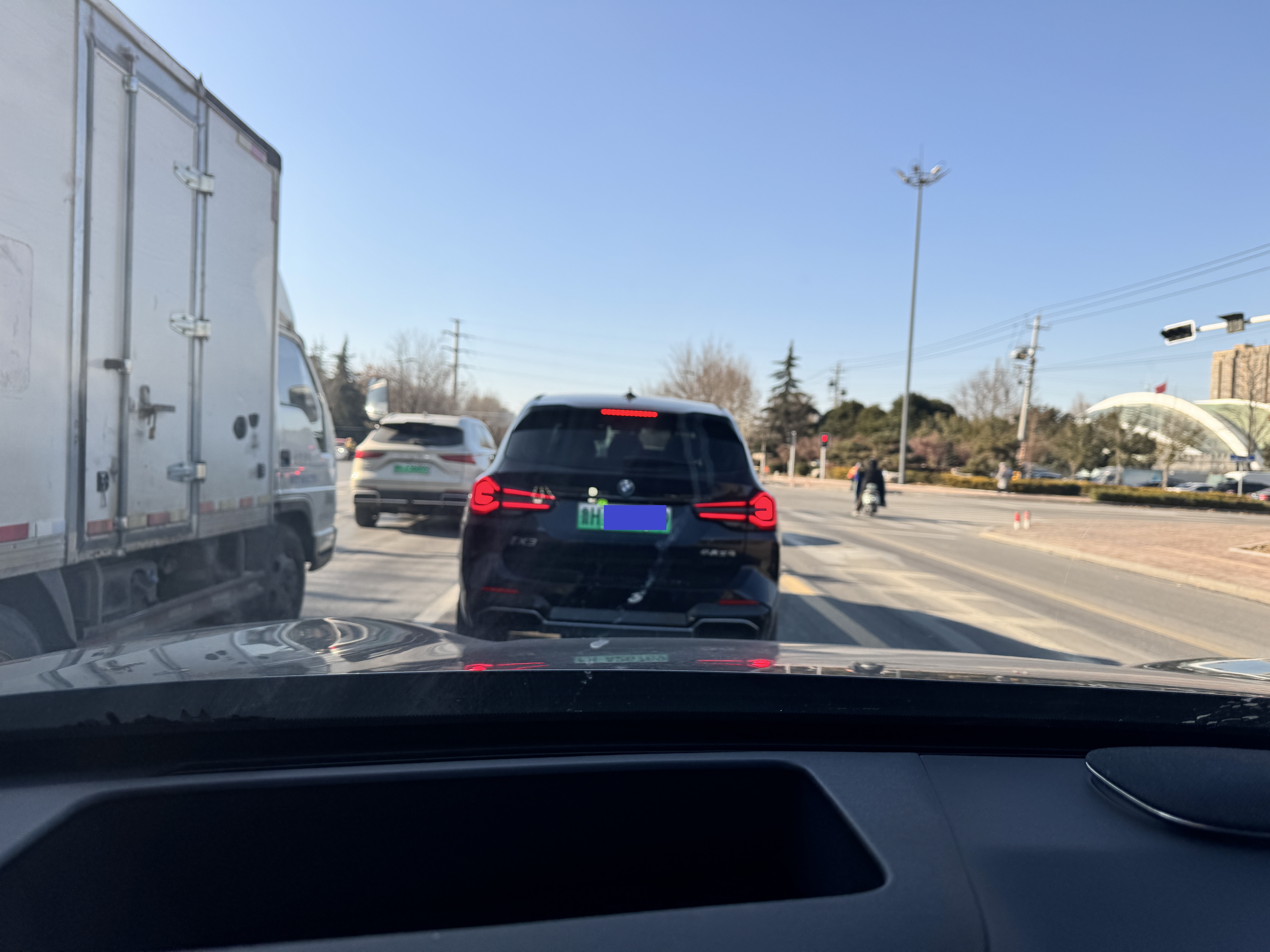在车里被撞了八次高黄白月在车里遭遇的八次意外与自我成长-第3张图片