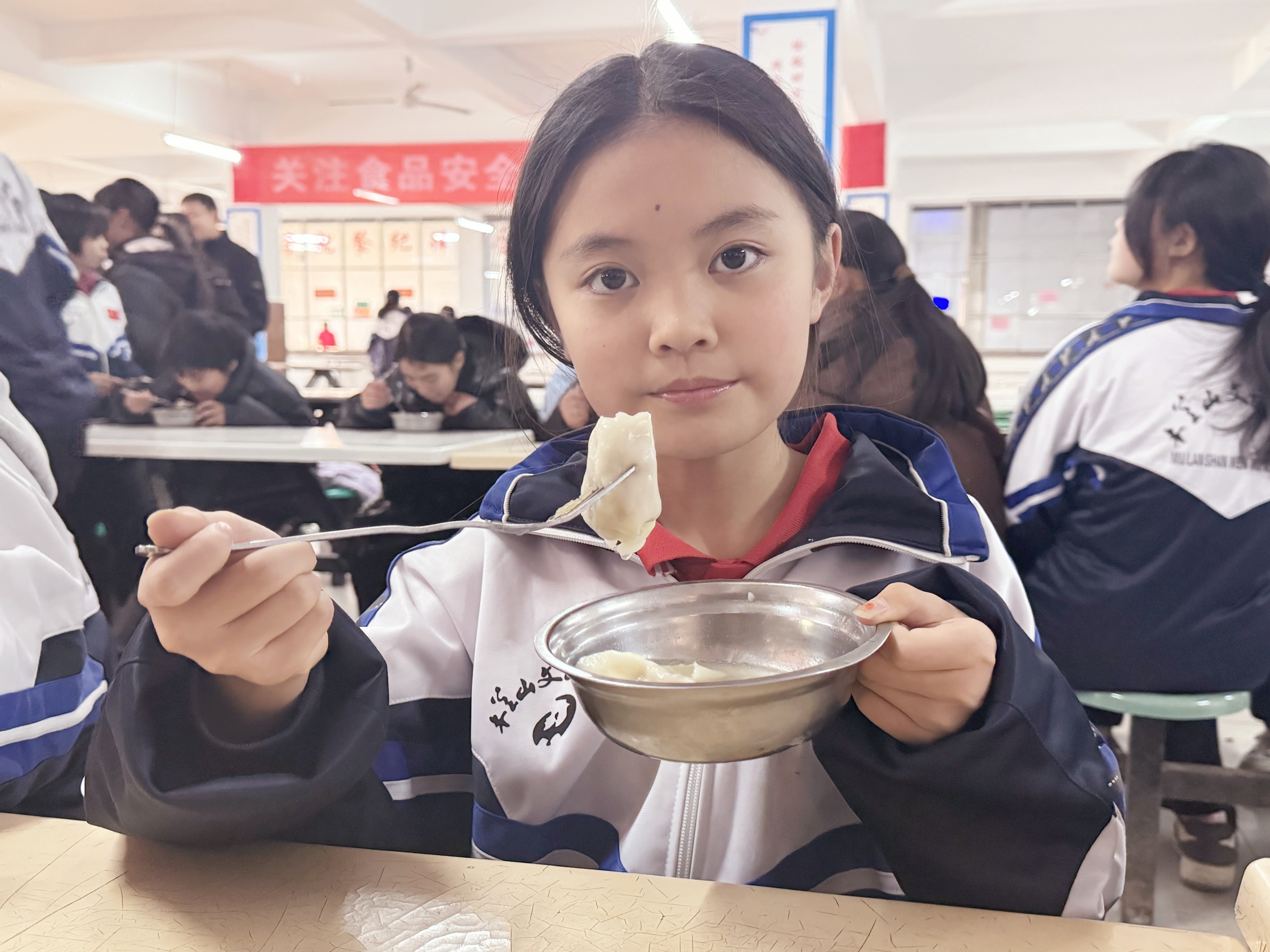 师生们师生间的温暖纽带