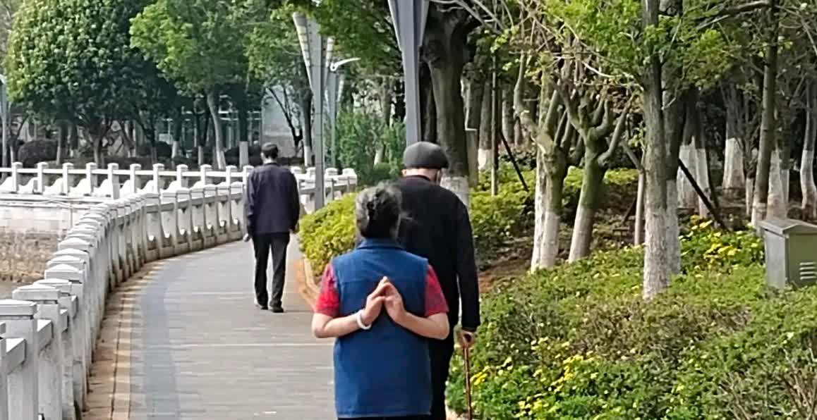 不雅行为的背后，老头与她的不恰当互动