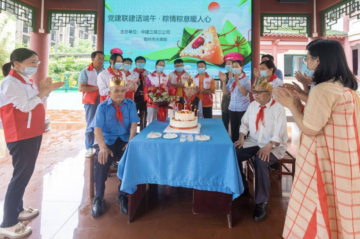 鄂州一家三口视频原版哪里可以看鄂州一家三口视频原版的故事-第1张图片