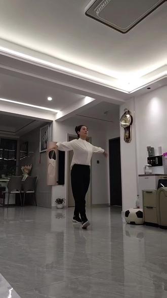 舞动中的蜕变，一边跳舞一边掉衣服的魅力探索-第3张图片