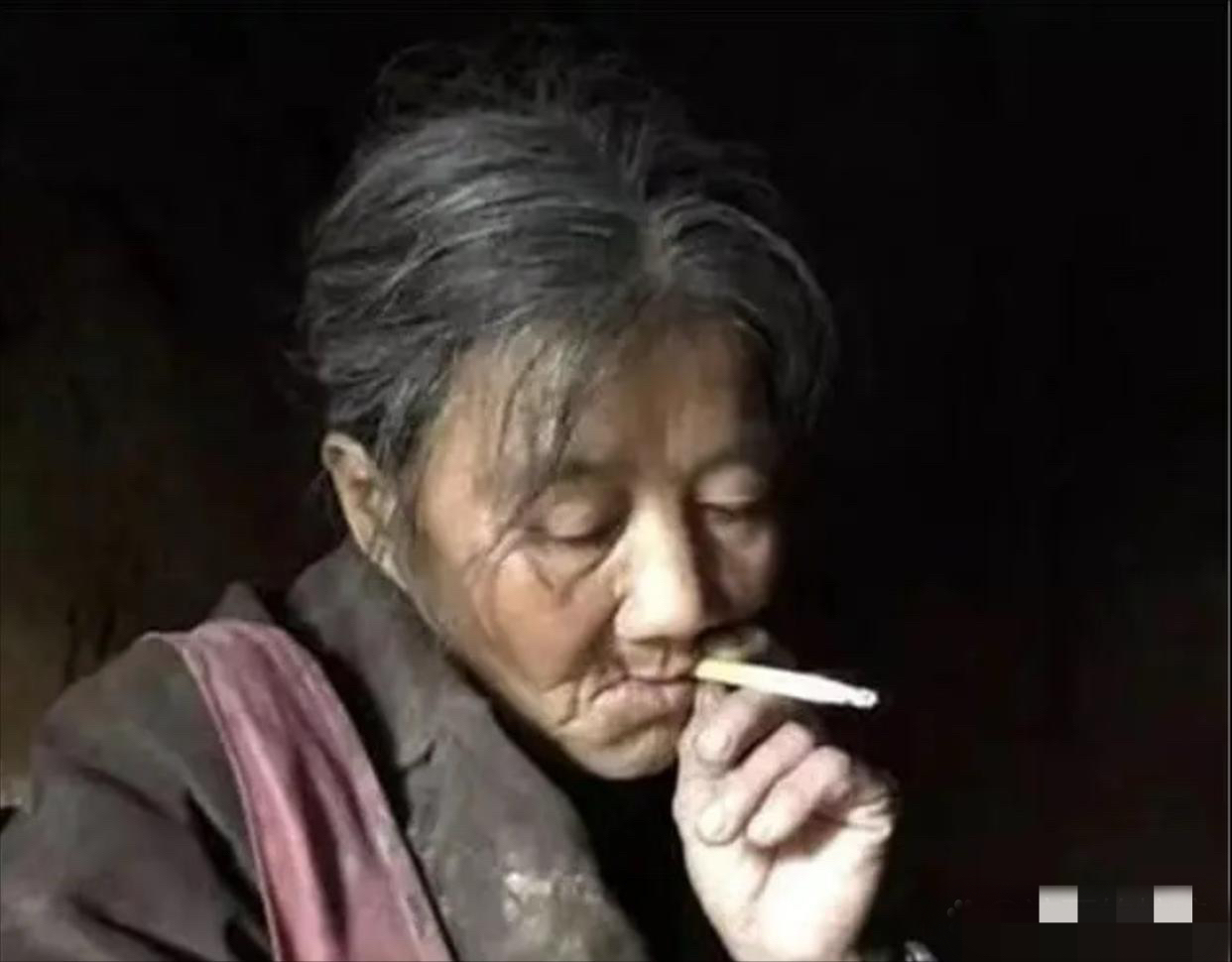 浓毛bgmbgmbgm老太太1浓毛老太太的神秘故事-第1张图片