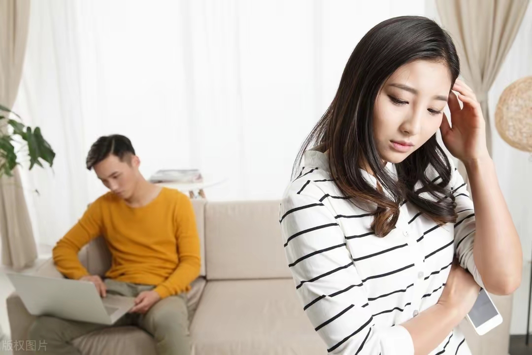 当着老婆的面跟她闺蜜与闺蜜共处时，如何妥善处理与妻子的关系