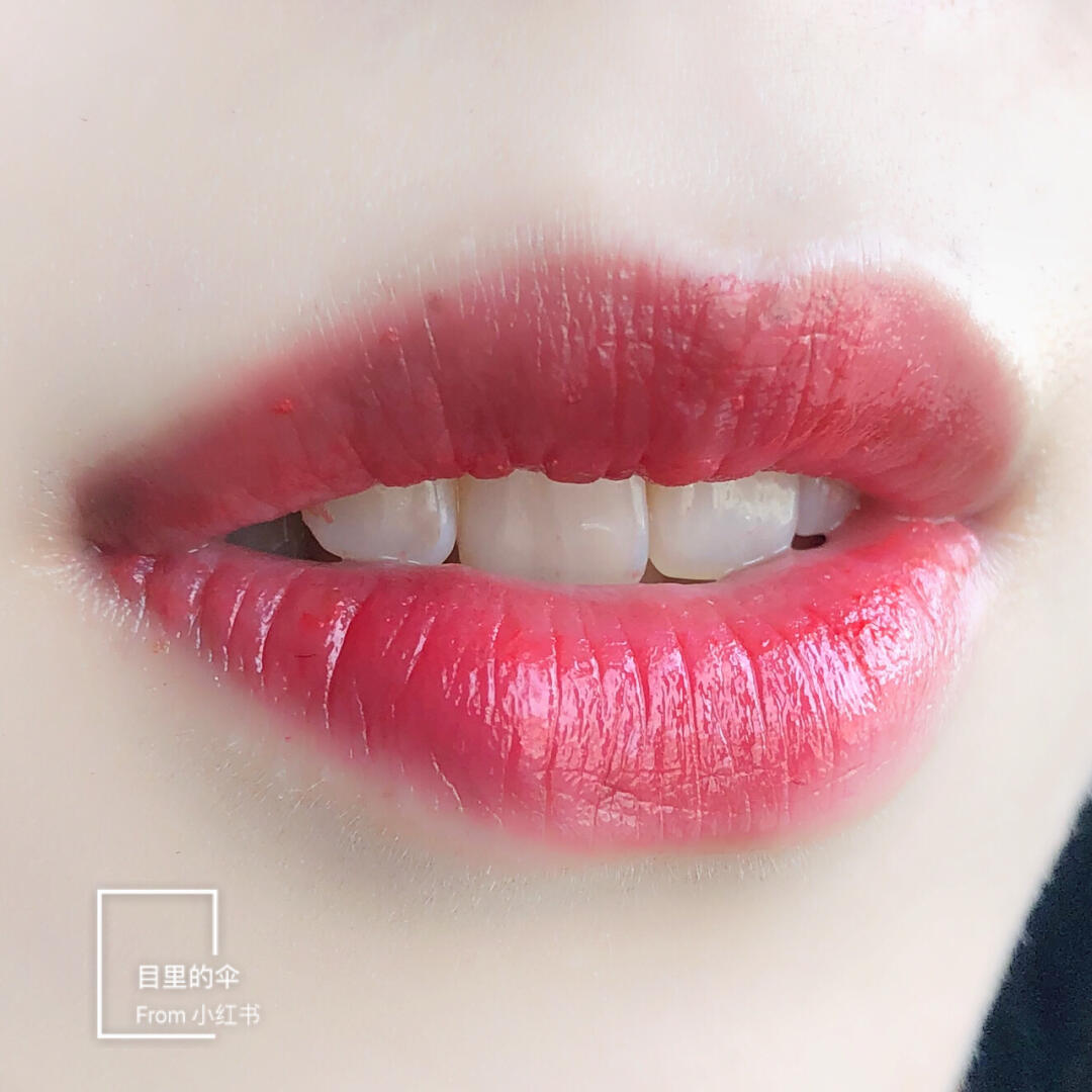 YSL蜜桃色成人YSL蜜桃色唇膏，成人彩妆的魅力之选