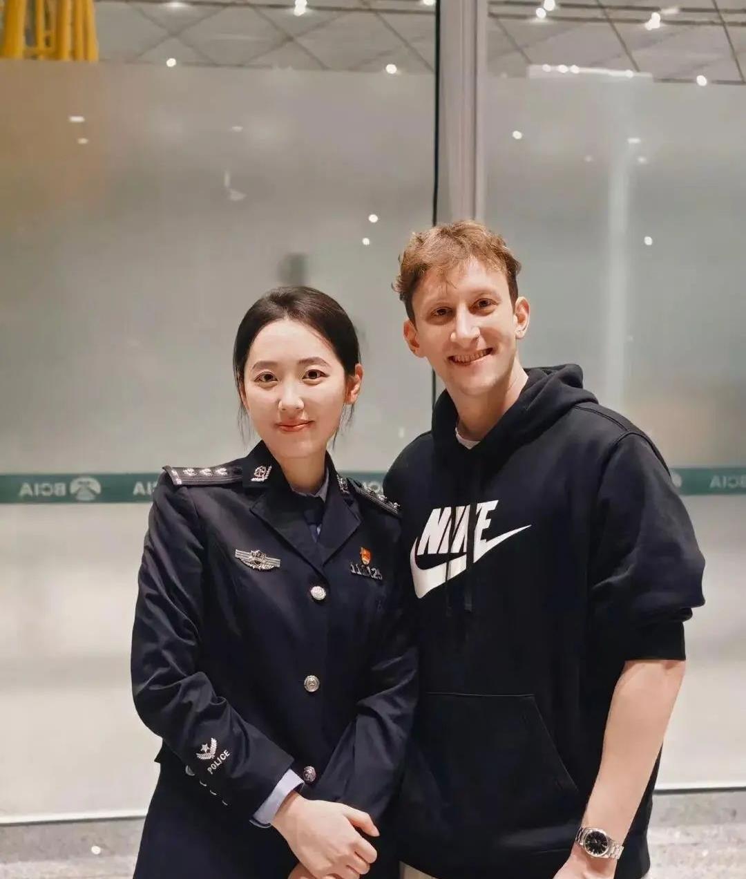 附近的小姐姐附近的小姐姐，城市中的温暖邂逅-第2张图片