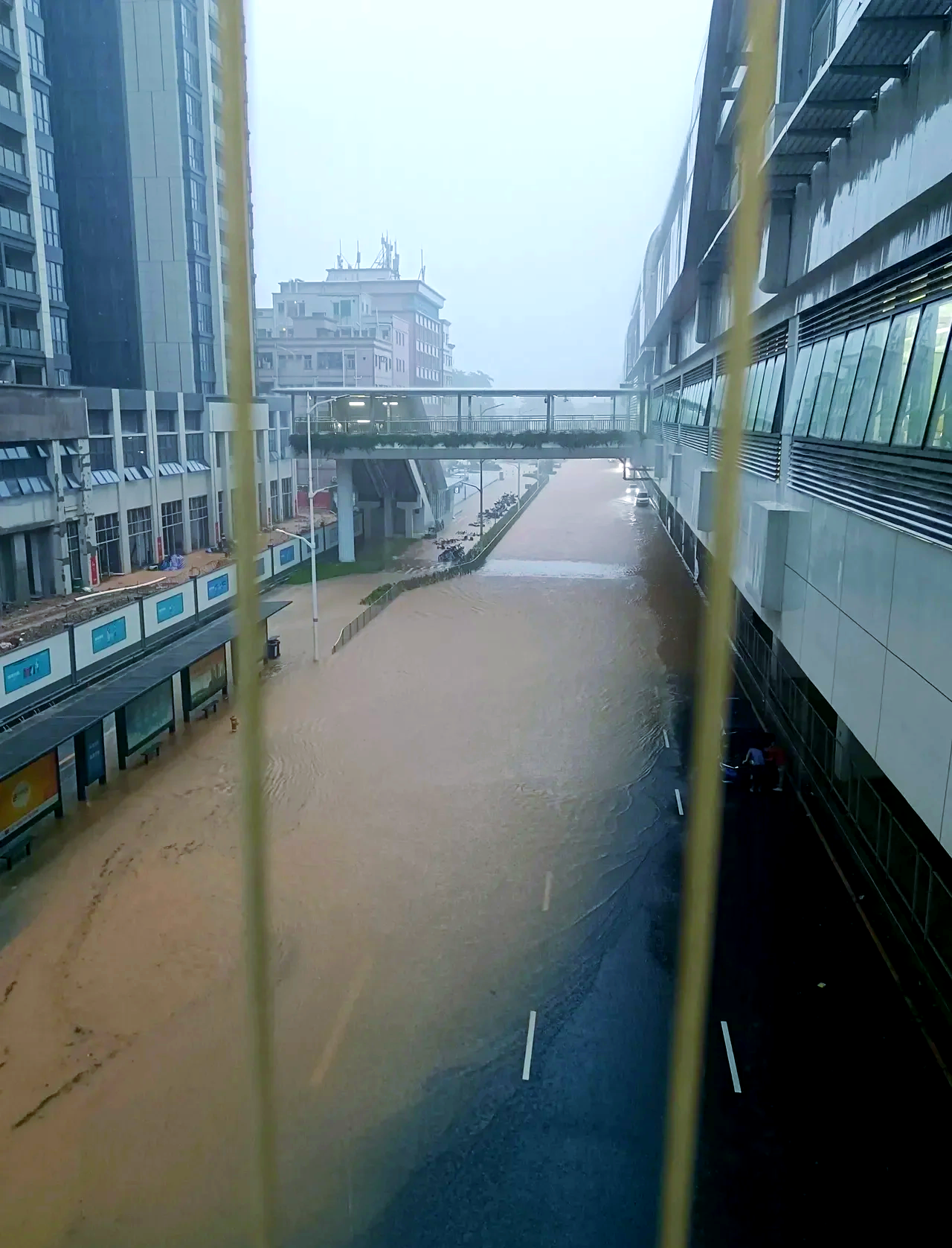 深圳暴雨致航班取消 旅客跪求起飞深圳暴雨导致航班大面积取消