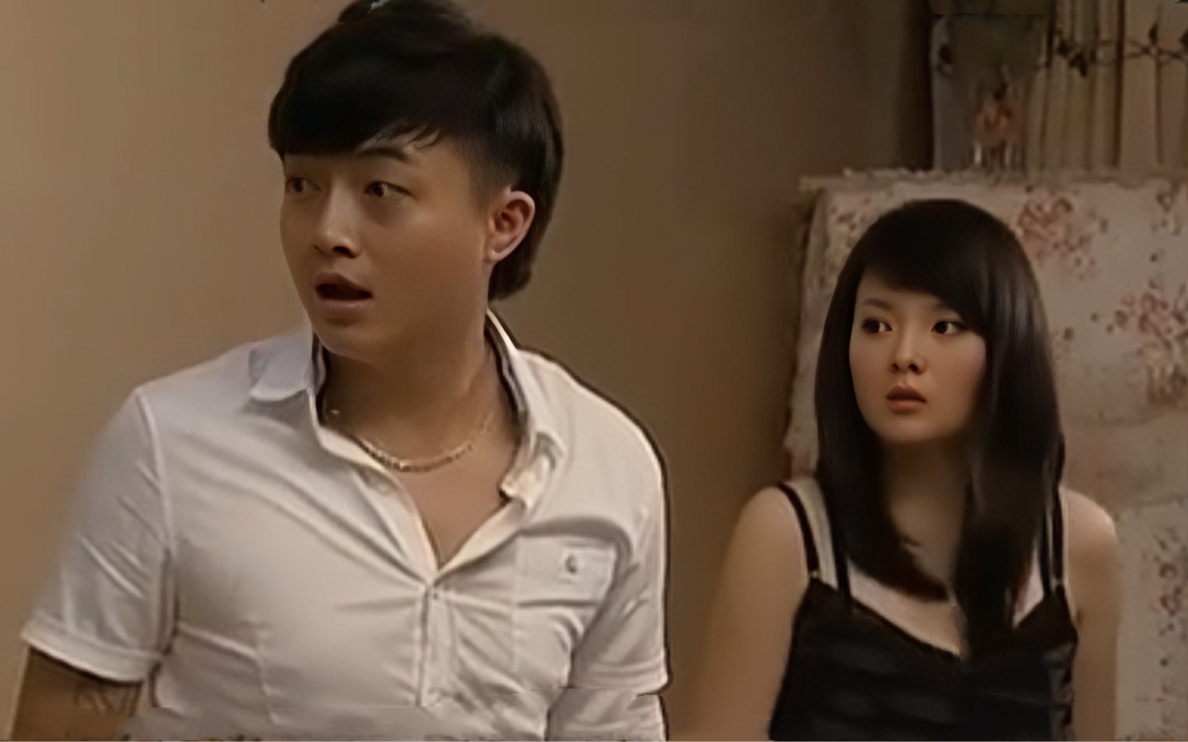 丈夫出差期间，妻子与情人的秘密游戏