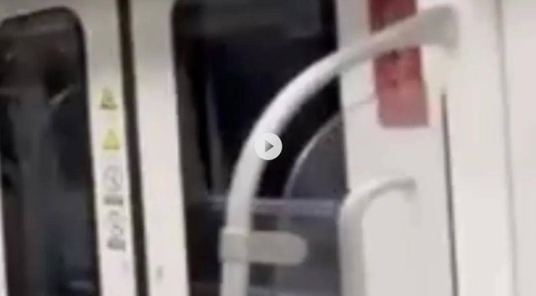 受公交车被多男摁住灌浓精全文免费公交车上的意外遭遇——关于被多男摁住灌浓精的反思
