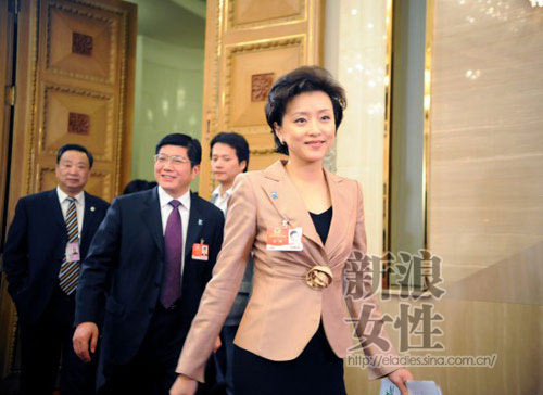 女人与公拘交酡全过女免费女性与公共场所的交往——探讨女性在公共场合的自由与安全-第3张图片