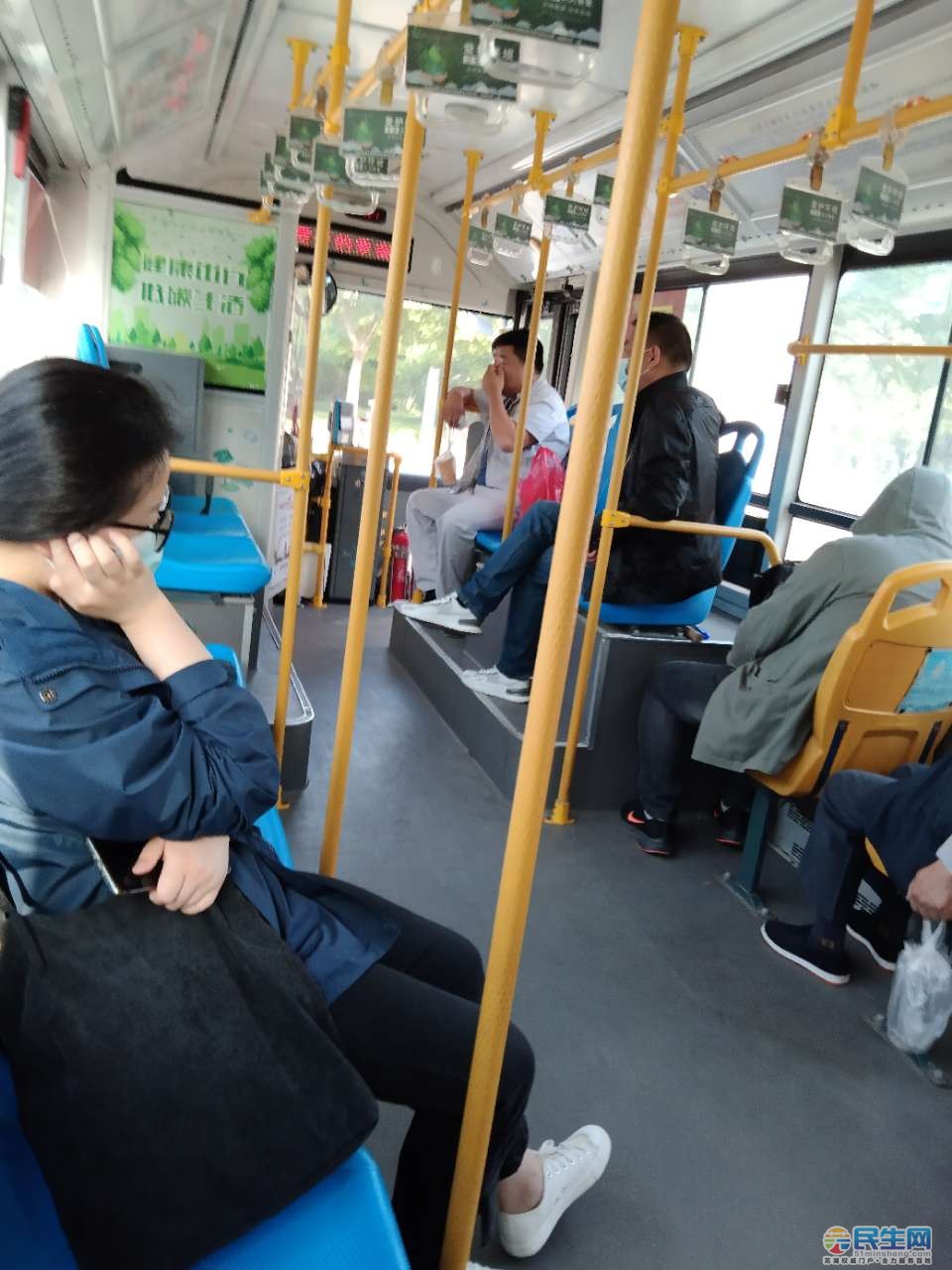公交车上的六人轮换与神秘的C白月