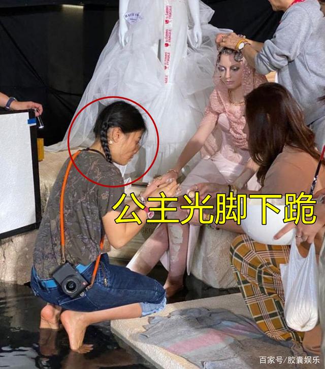 闺蜜间的极端行为，女虐女跪在闺蜜胯下喝尿的背后-第2张图片