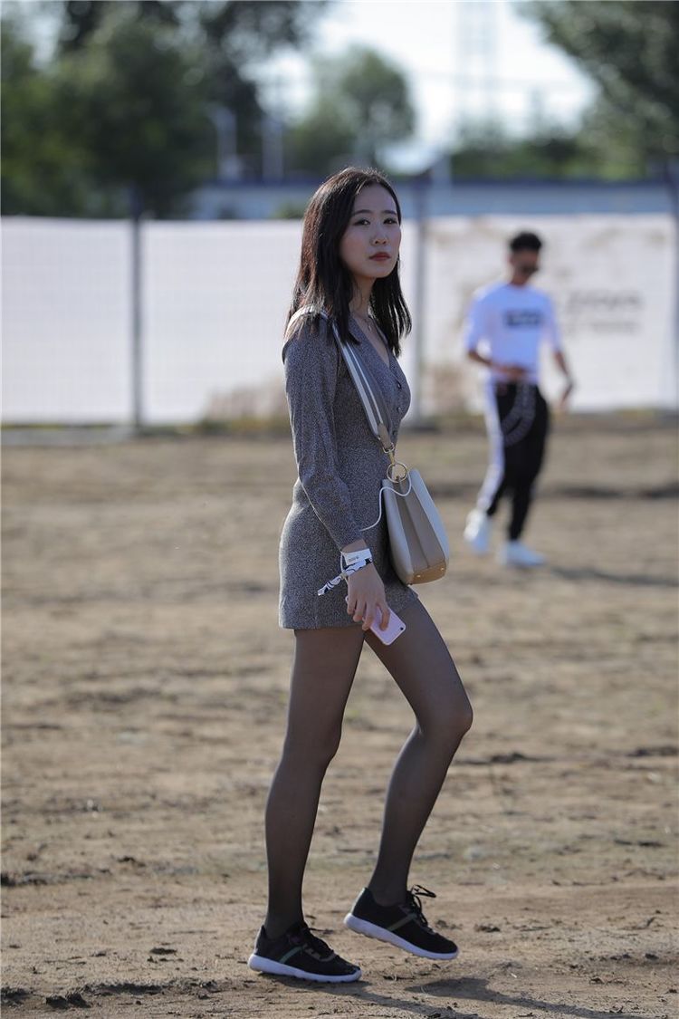 美女扒开腿让男人桶爽直播美女与男人的互动，一种误解与危险诱惑的探讨-第2张图片